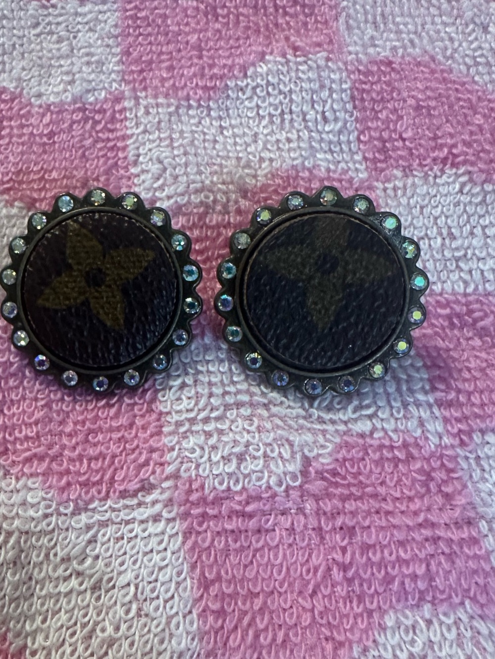 Vintage-Inspired Brown Leatherette Round Stud Earrings with Rhinestone Trim